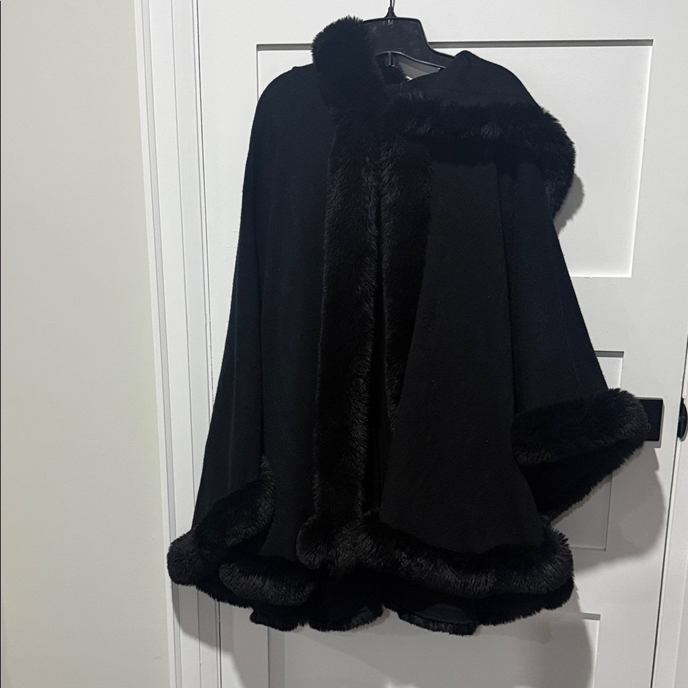 Elegant Black Faux Fur Trim Cape